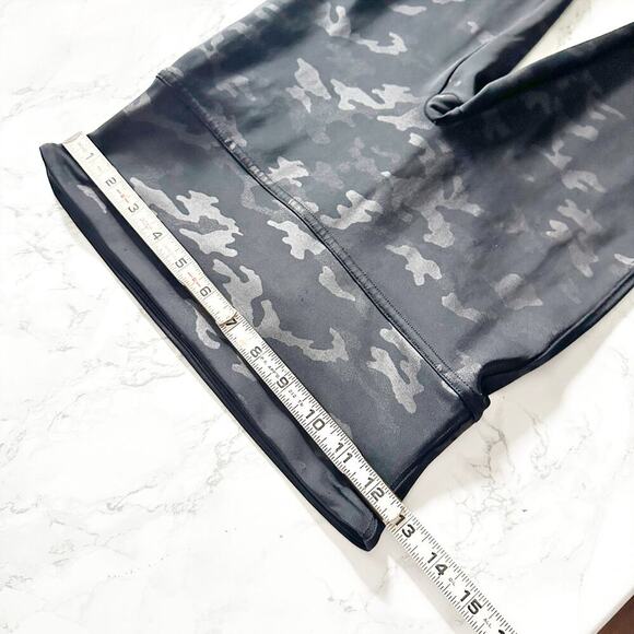 Spanx Matte Black Camo Faux Leather Leggings Women’s Size Medium power waistband - Picture 10 of 12